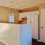 Clean And Cozy Savannah House Near Tybee Beaches!