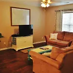 Clean And Cozy Savannah House Near Tybee Beaches!