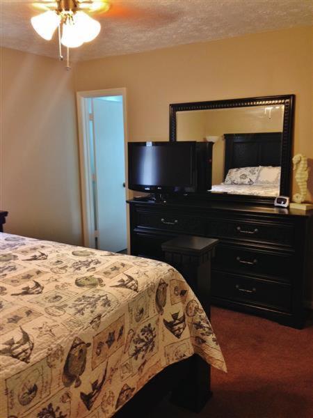 Clean And Cozy House Near Tybee Beaches! Holiday home *